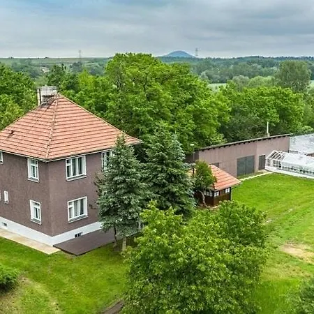 Private House With Sauna, Jacuzzi And Hawaiian Hothouse Velvary